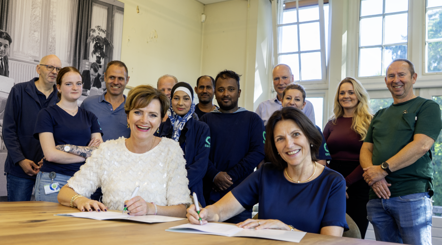 Algemeen directeur Ingrid Hems ondertekent het contract met GGzE.
